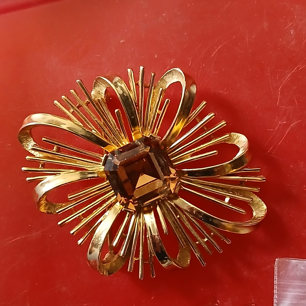 Vintage Crown Trifari Goldtone DECO Flower Brooch Pin With Amber Rhinestone